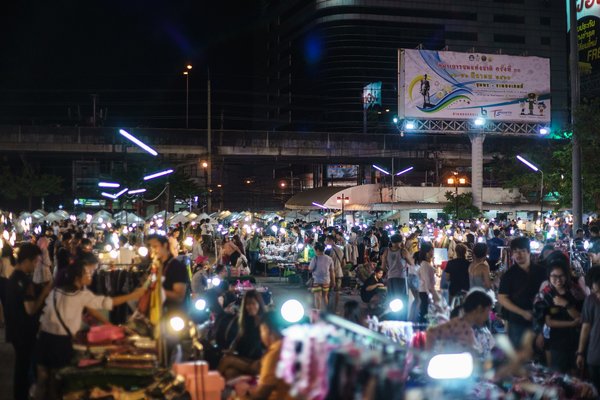 Comment découvrir les marchés de nuit les plus authentiques en Thaïlande?